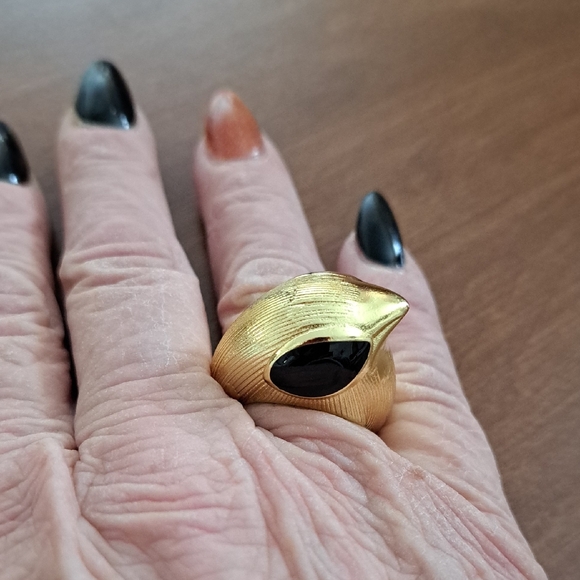 Jewelry - Elegant Gold and Black Women's Ring 8